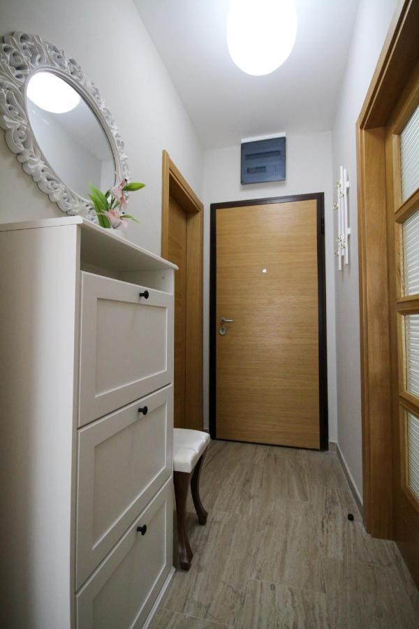Laki Apartment Тиват Екстериор снимка