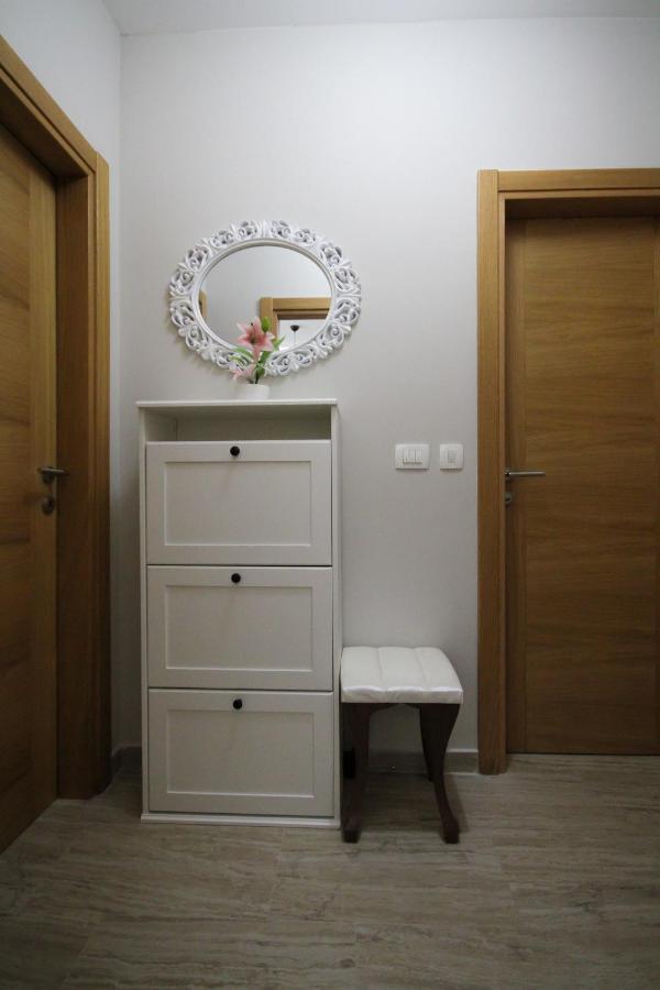 Laki Apartment Тиват Екстериор снимка