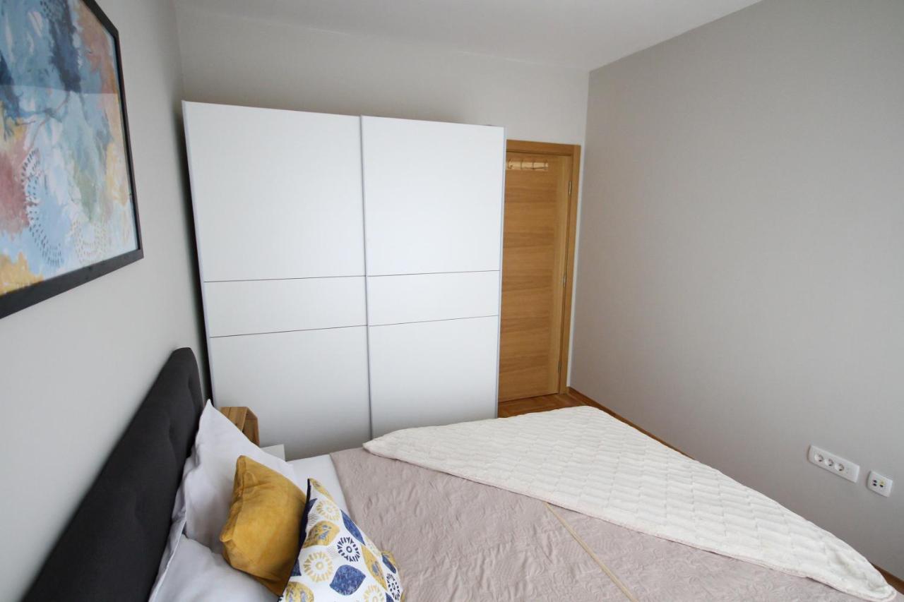 Laki Apartment Тиват Екстериор снимка